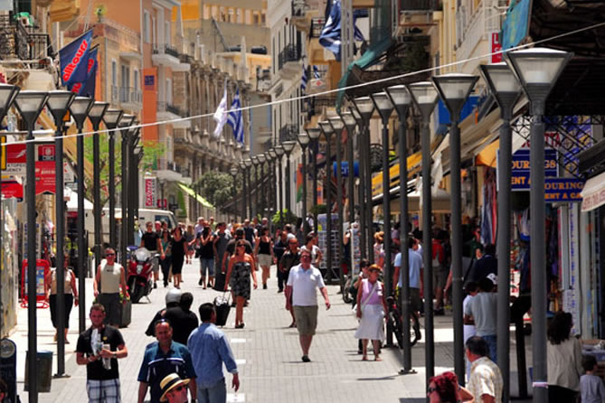 Guided tour of Knossos Palace with archaeological insights in Crete